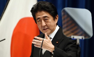 Le Premier ministre Shinzo Abe lors d'une conférence de presse, le 7 octobre 2015 à Tokyo