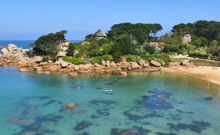 La plage de Saint-Guirec à Ploumanac'h.