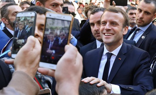 Bain de foule d'Emmanuel Macron à Alger le 6 décembre 2017.