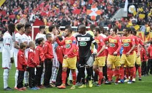 Les joueurs de Lille et du Mans se saluent avant le 32e de finale de coupe de France / AFP PHOTO / JEAN-FRANCOIS MONIER