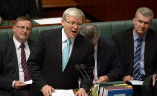 Kevin Rudd est redevenu officiellement jeudi matin Premier ministre d'Australie, remplaçant Julia Gillard mise en minorité la veille lors d'un vote de confiance au sein du parti travailliste, quasiment trois ans jour pour jour après que Mme Gillard avait délogé M. Rudd de ces mêmes fonctions.