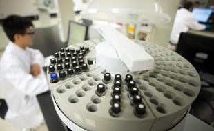 Les "super-bactéries" multi-résistantes font planer la menace d'une recrudescence mondiale d'infections mortelles. Pourtant la recherche de solutions thérapeutiques innovantes peine à décoller.