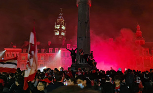 Les supporters du Losc fêtent le titre de champion de France de leur équipe à Lille.
