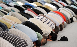Lors du ramadan, les fidèles se rassemblent pour prier à la mosquée.