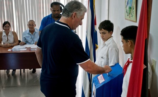 Le président cubain Miguel Diaz-Canel lors de son vote sur le référendum pour la nouvelle Constitution cubaine, à la Havane, le 24 février 2019.