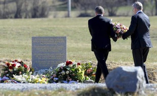 Le PDG de Lufthansa Carsten Spohr (g) et celui de Germanwings Thomas Winkelmann déposent une gerbe sur une stèle à la mémoire des victimes du crash de l'A320 au Vernet, dans les Alpes-de-Haute-Provence, le 1er avril 2015