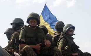 Des soldats ukrainiens près de Donetsk, le 6 août 2014.