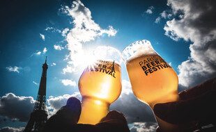 Deux chopes à l'effigie du Paris Beer Festival.