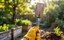 Cet été, transformez vos chutes de bois et de ferraille en outils de jardin !
