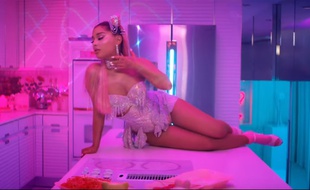 Ariana Grande dans le clip de «7 rings».