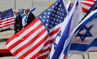 Le secrétaire d’État américain John Kerry et le Premier ministre israélien Benjamin Netanyahu ont entamé dimanche des discussions qui devraient porter sur la Syrie et les négociations israélo-palestiniennes, selon une journaliste de l'AFP accompagnant M. Kerry.