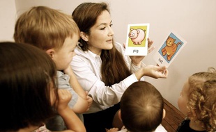Rituels et jeux permettent d'initier l'enfant à l'anglais.