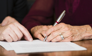 Déclaration de décès, succession, résiliations de contrats... le décès d'un être cher implique de nombreuses démarches.