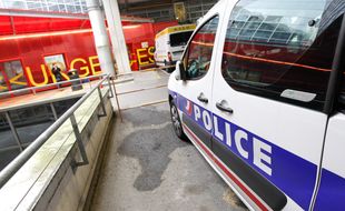 Un véhicule de police devant les urgences du CHU de Nantes.
