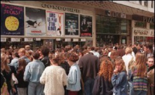 Le nombre d'entrées dans les salles de cinéma de l'Union européenne est repassé sous la barre du milliard en 2005 avec 892 millions de billets vendus, selon un bilan annuel publié mercredi à Strasbourg par l'Observatoire européen de l'audiovisuel.