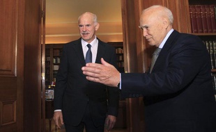 Le président grec, Karolos Papoulias (D), reçoit le Premier ministre, Georges Papandréou, dans son bureau du palais présidentiel, à Athènes, le 5 novembre 2011.