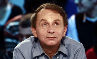 Michel Houellebecq, héraut de la désespérance, s'avoue enfin "profondément heureux" : sacré lundi par le Goncourt, le plus prestigieux des prix littéraires, il obtient la consécration qu'il attendait fébrilement depuis plus de dix ans.