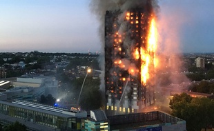 Un gigantesque incendie a ravagé dans la nuit de mardi à mercredi un immeuble d'habitation dans l'ouest de Londres (Royaume-Uni).