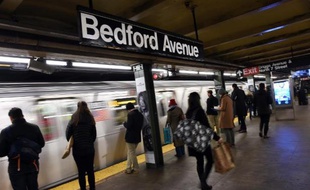 Le métro entre en gare de Bedford Avenue le 22 décembre 2014 à New York