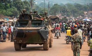 Les forces internationales ont mené samedi matin à Bangui une vaste opération de désarmement des anti-balaka, des miliciens majoritairement chrétiens accusés de crimes atroces contre la minorité musulmane et auxquels la présidente intérimaire a déclaré "la guerre".