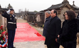 Francois Hollande aux côtés des enfants de François Mitterrand, Gilbert Mitterrand et Mazarine Pingeot devant la tombe de l'ancien Président le 8 janvier 2016.