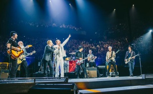 Photo publiée par Livenation montrant Bono, le leader du groupe Bono (3e à g), et Jesse Hughes (4e à d), le chanteur du groupe américain Eagles of Death Metal, sur la scène de l'AccorHotels Arena à Paris le 7 décembre 2015