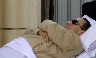 Le président égyptien déchu Hosni Moubarak, emprisonné depuis un peu plus de deux semaines, a été victime d'une attaque cérébrale après une rapide dégradation de son état de santé, ont annoncé mardi les médias d'Etat.