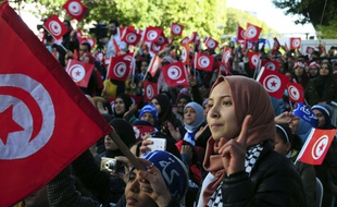 Des Tunisiens célèbrent le 5e anniversaire du Printemps arabe et la chute de Ben Ali, en 2016.