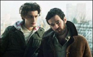 "Dans Paris" de Christophe Honoré (France, 1H30) avec Romain Duris, Louis Garrel, Joana Preiss. Christophe Honoré tourne à nouveau avec Romain Duris, qui campait l'ami homosexuel de Béatrice Dalle dans "Dix-sept fois Cécile Cassard", son premier film (2002) et Louis Garrel, qui jouait le fils d'Isabelle Huppert dans "Ma mère" (2004), son film suivant.