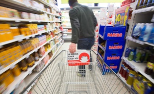 Un client dans un supermarché en Allemagne