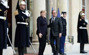 Le président français François Hollande (D) et la chancelière allemande Angela Merkel, le 27 octobre 2015 à l'Elysée à Paris