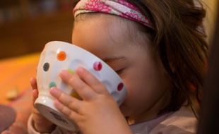 Un enfant prenant son petit-déjeuner - Illustration