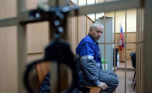 Vladimir Martynenko, le conducteur russe du chasse-neige à l'origine du crash de l'avion du PDG de Total, Christophe de Margerie, lors de sa comparution au tribunal, à Moscou