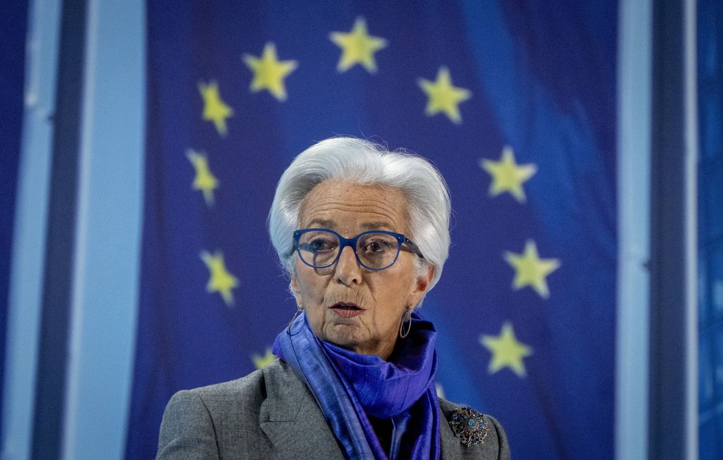 La présidente de la Banque centrale européenne, Christine Lagarde, regarde pendant une conférence de presse après une réunion du conseil des gouverneurs de la BCE à Francfort, en Allemagne, jeudi 15 décembre 2022.