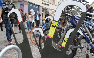 Strasbourg, le 23 juin 2015 - La ville de Strasbourg expérimente de nouveaux arceaux à vélos pour un stationnement massif et inciter les cyclistes à déposer leur vélo quand ils font plusieurs courses en centre-ville.