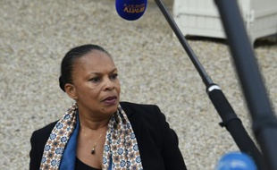 La ministre de la justice Christiane Taubira dans la cour de l'Elysée à l'issue du conseil des ministres le 21 octobre 2015 à Paris