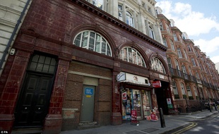 Une station du métro londonien est disponible à la location. Down Street station, qui avait servi de bunker a Churchill, avait fermé en 1932.
