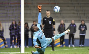 Le gardien Ali Ahamada arrête un tir au but lors de TFC - Auxerre, en Coupe de la Ligue, le 28 octobre 2015 à Toulouse.
