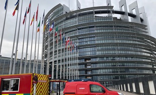 Avant d'entrer dans le centre de dépistage du Parlement Européen, passage obligé par le stand des pompiers.