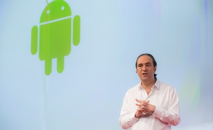 Le patron de Free (Iliad), Xavier Niel, dévoile la Freebox Mini 4K sous Android TV, le 10 mars 2015.