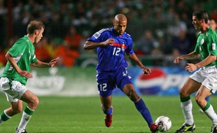 L'attaquant de l'équipe de france Thierry Henry (en bleu), lors du match Irlande - France du 7 septembre 2005.
