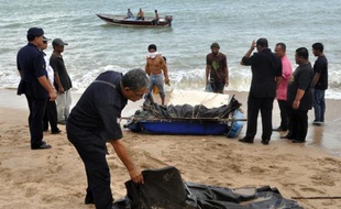 Des immigrants clandestins venant d'Indonésie, échoués sur la plage de la province du Johor, le 20 décembre 2012