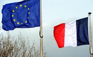 Le drapeau européen et le drapeau français.