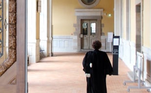 Une avocate marche dans les couloirs de la cour d'assises d'Ille-et-Vilaine, à Rennes.