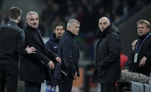 Patrice Garande (au c.), l'entraîneur de Caen, à la fin du match face à Bordeaux, le 7 mars 2015. AFP PHOTO / CHARLY TRIBALLEAU