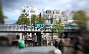 Une rame de métro traverse un pont parisien, le 29 avril 2012