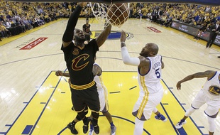 LeBron James dunke lors de Golde State-Cleveland le 13 juin 2016.