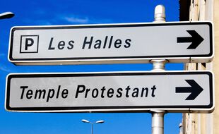 Illustration d'un panneau indiquant un temple protestant.