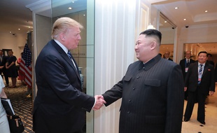 Le président américain Donald Trump et le leader coréen Kim Jong-un lors de leur rencontre à Hanoï, au Vietnam, le 28 février 2019.