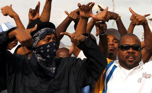 Des membres du gang Crips lors des funérailles de leur fondateur Stanley Tookie Williams, le 20 décembre 2005 à Los Angeles